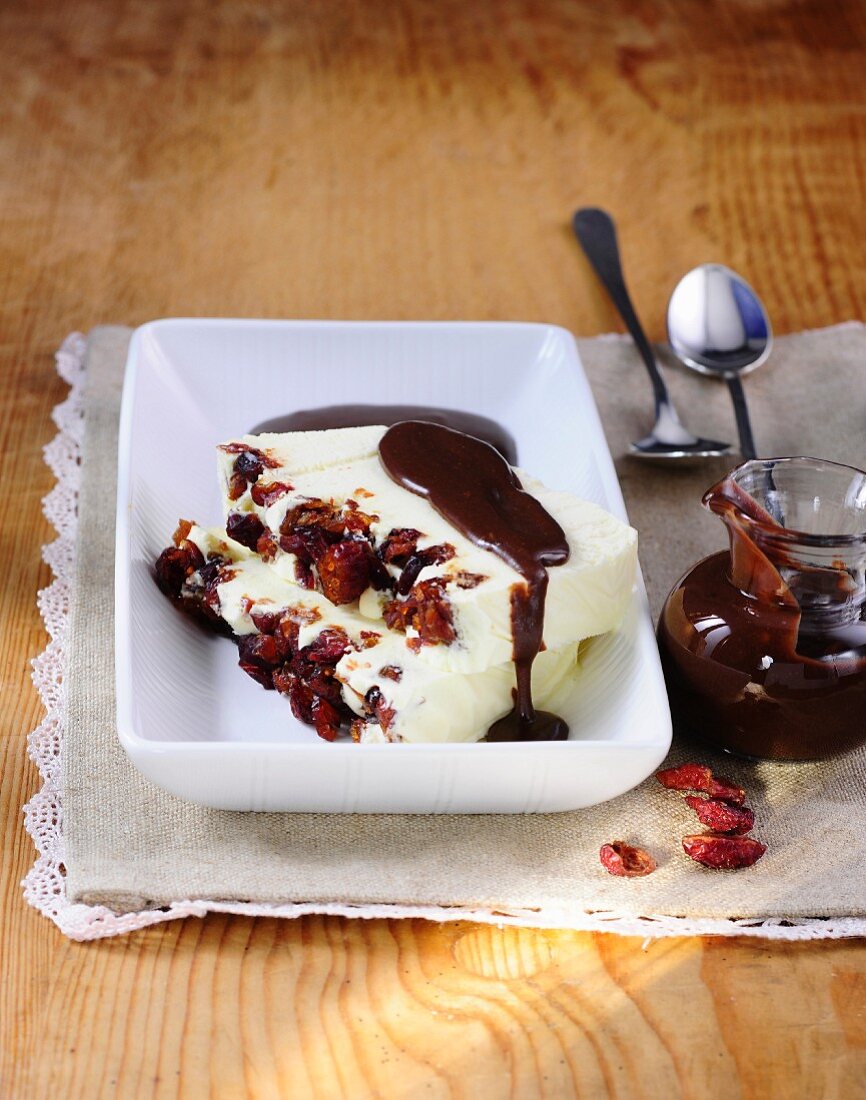 Kokosparfait mit Cranberries & Ingwer-Schokoladensauce