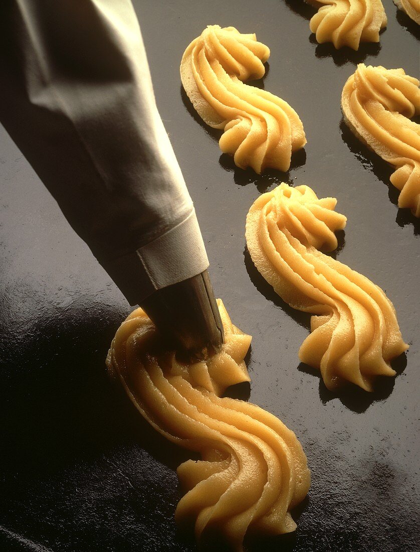 Piping butter S on baking sheet