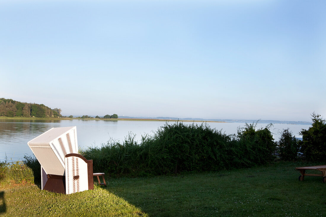 Ostseeküste: Schleswig-Holstein, Angeln, Strandkorb, Meerblick.