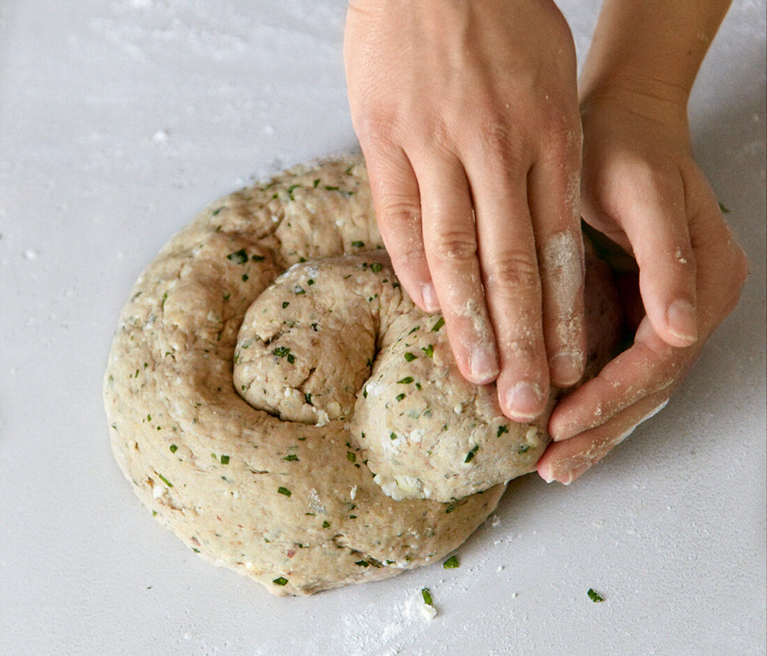 Brot,  Teigstrang zu einer Schnecke aufdrehen, Step 5