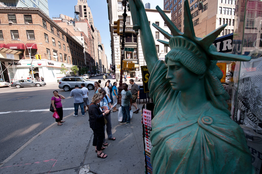 New York: Freiheitstatue auf der 5th Avenue, Mid Town