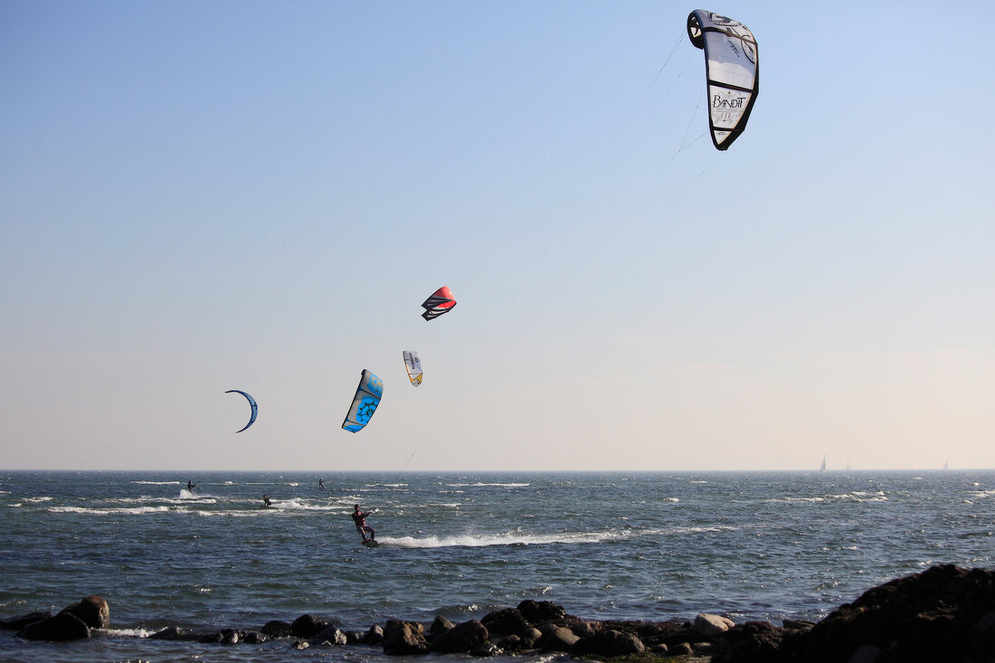 Ostseeküste: Fehmarn, Meer, Kite- surfer