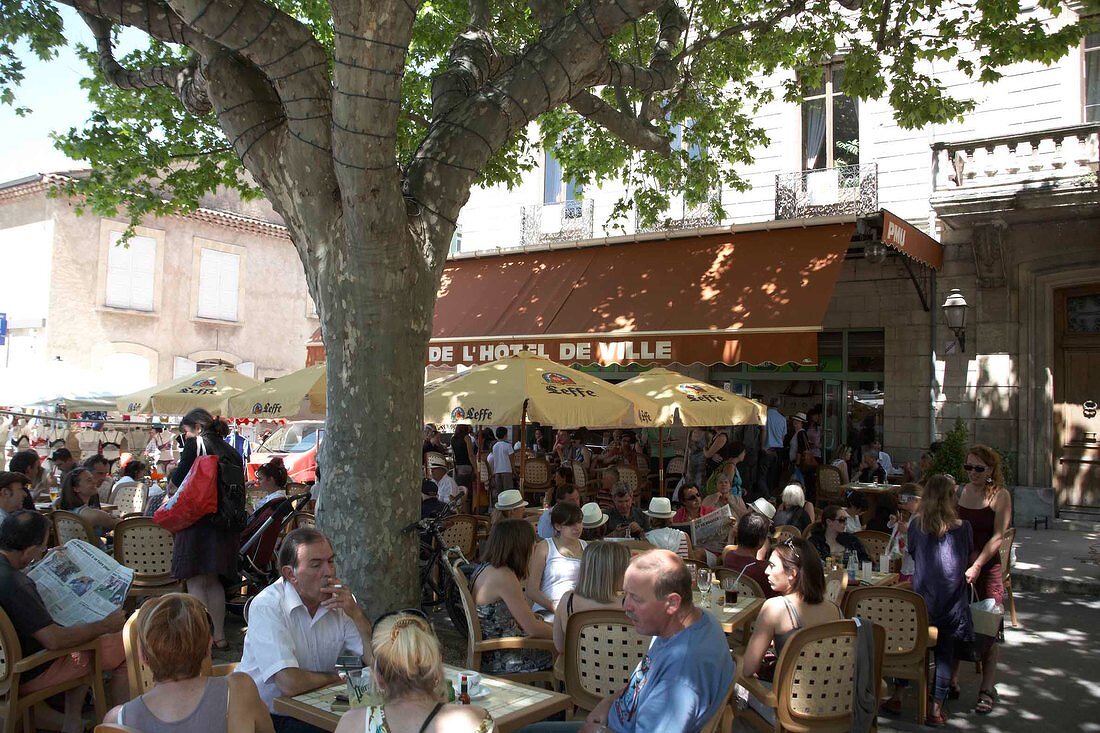 Straßencafé in der  Provence   X 