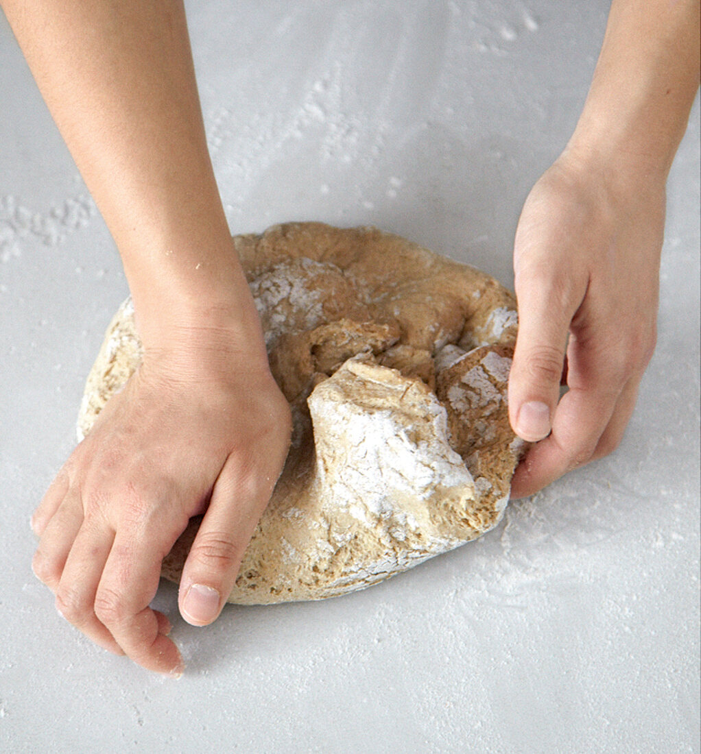 Brot, Sauerteigbrot: Teig rund wirken, Step 6