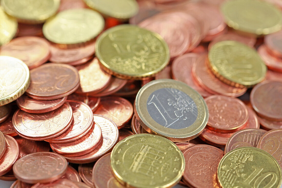 verschiede Euromünzen liegen auf Haufen