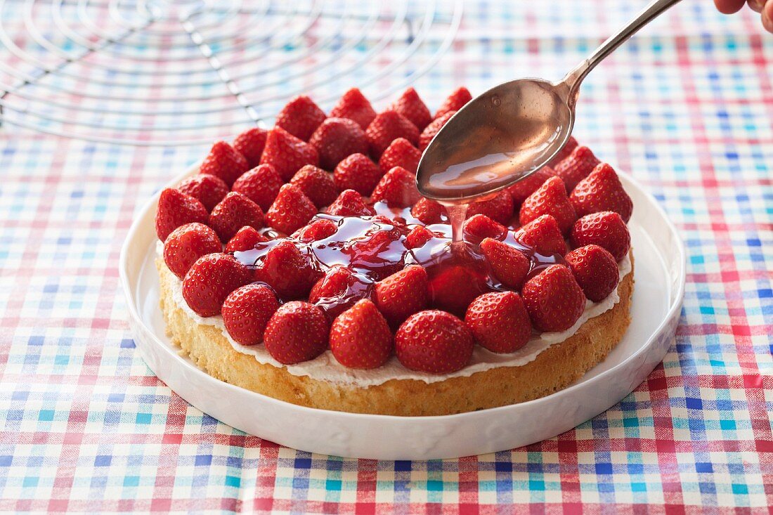 Erdbeerkuchen zubereiten: Kuchen mit Tortenguss begiessen