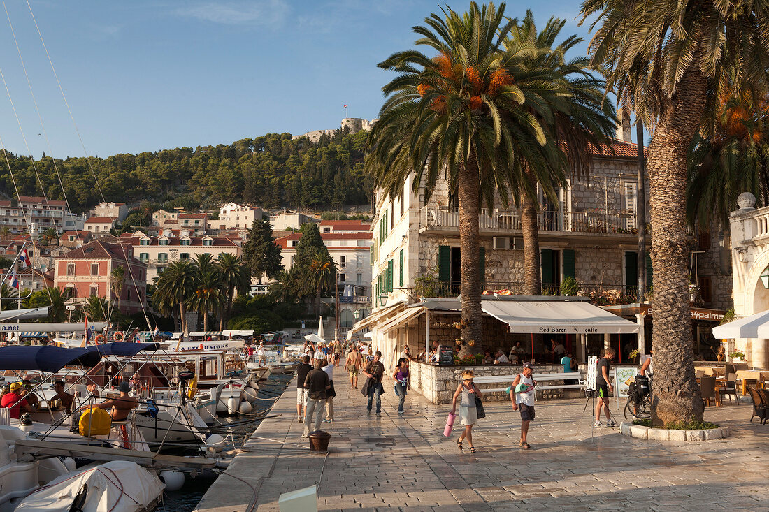 Kroatien: Hvar, Hafen, Uferpromenade Touristen, sommerlich