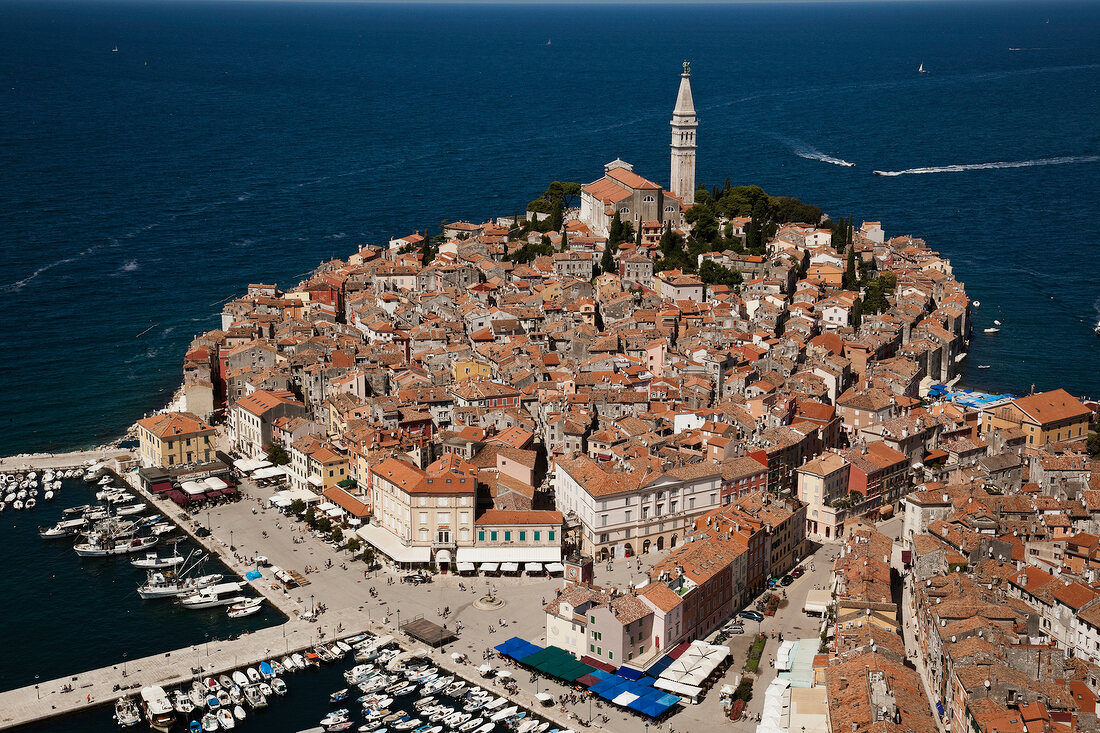 Kroatien: Blick auf Rovinj, Meer, Hafen, Luftaufnahme