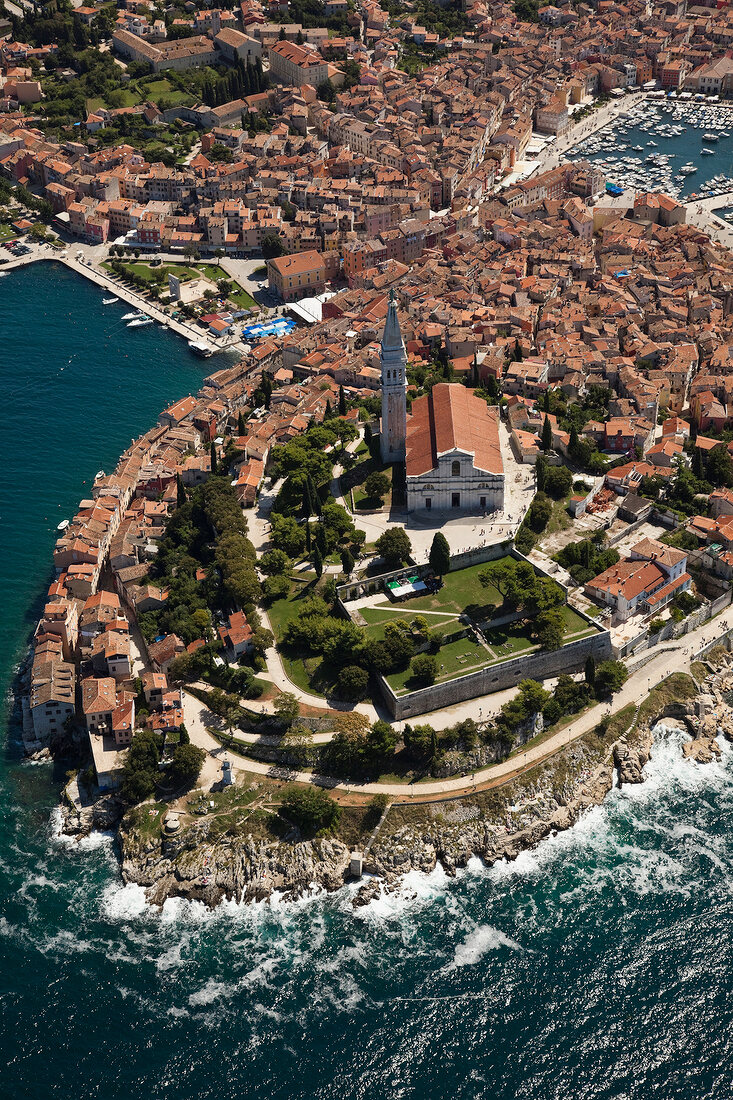 Kroatien: Blick auf Rovinj, Meer, Hafen, Luftaufnahme