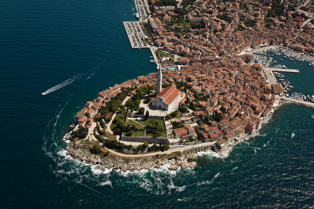 Kroatien: Blick auf Rovinj, Meer, Hafen, Luftaufnahme