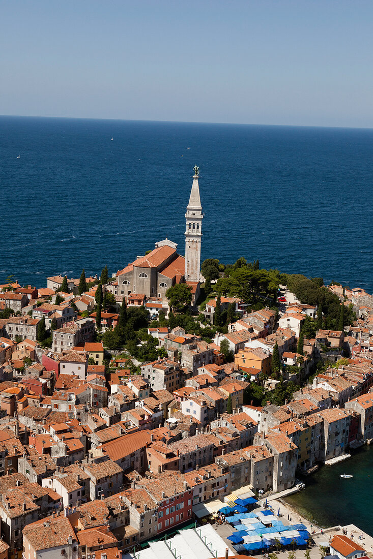 Kroatien: Blick auf Rovinj, Meer, Hafen, Luftaufnahme