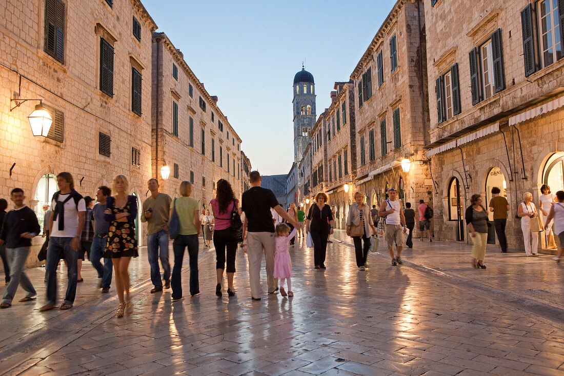 Kroatien: Dubrovnik, Altstadt, Stradun, Dämmerung, Menschen