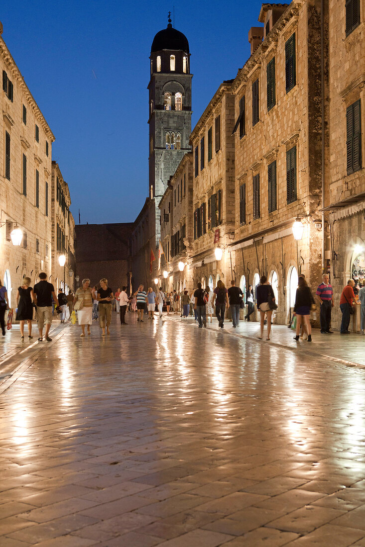 Kroatien: Dubrovnik, Altstadt, Stradun, Dämmerung, Menschen