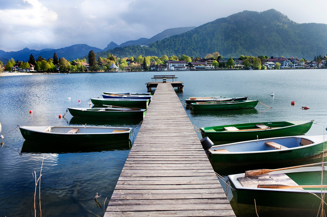 Bootssteg mit Blick auf den Tegernsee, Bayern