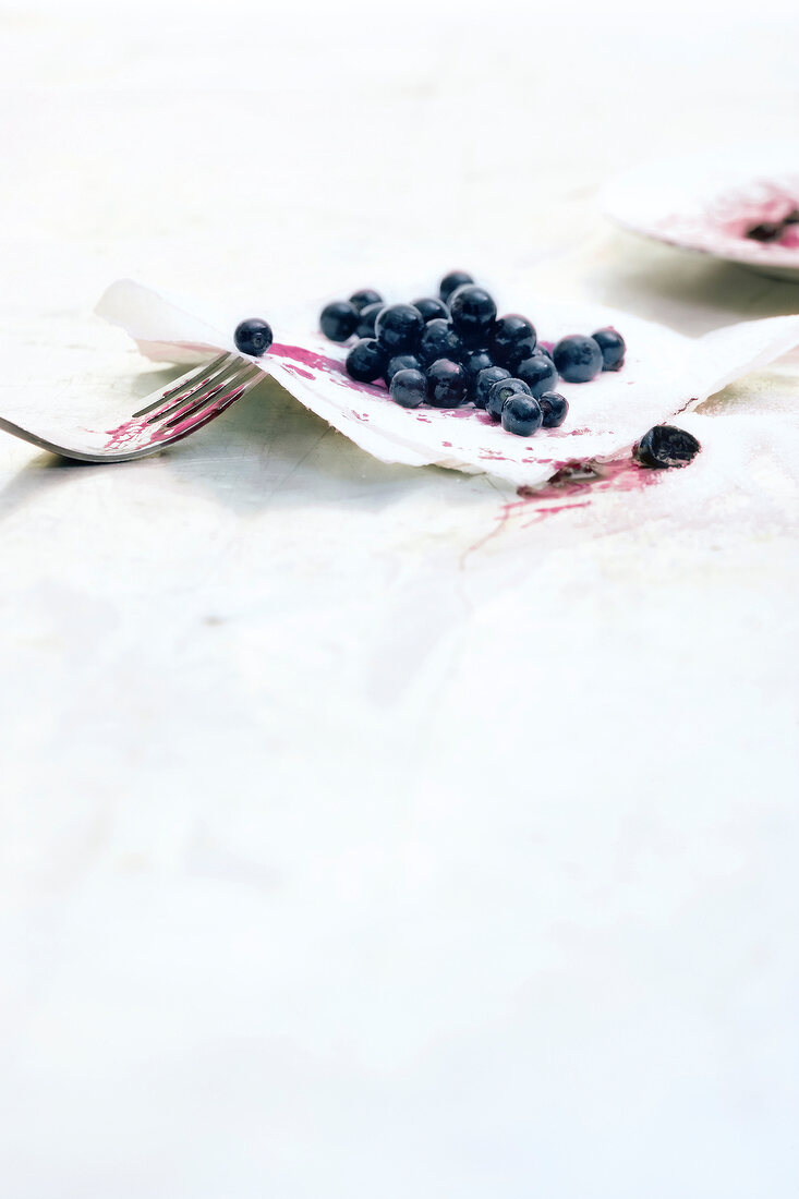 Zerquetschte Blaubeeren auf einem Küchentuch