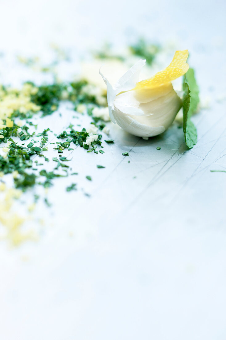 Close-up of garlic, lemon, mint and gremolata
