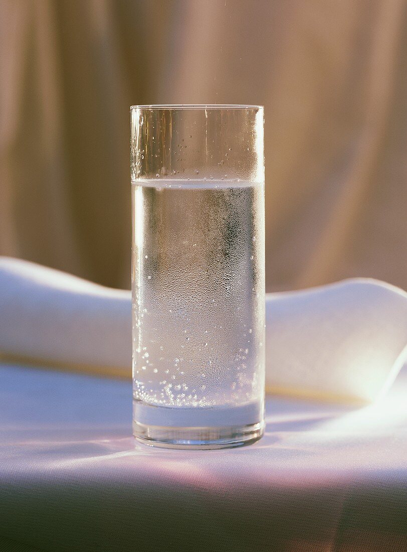 Ein Glas Mineralwasser & weiße Serviette