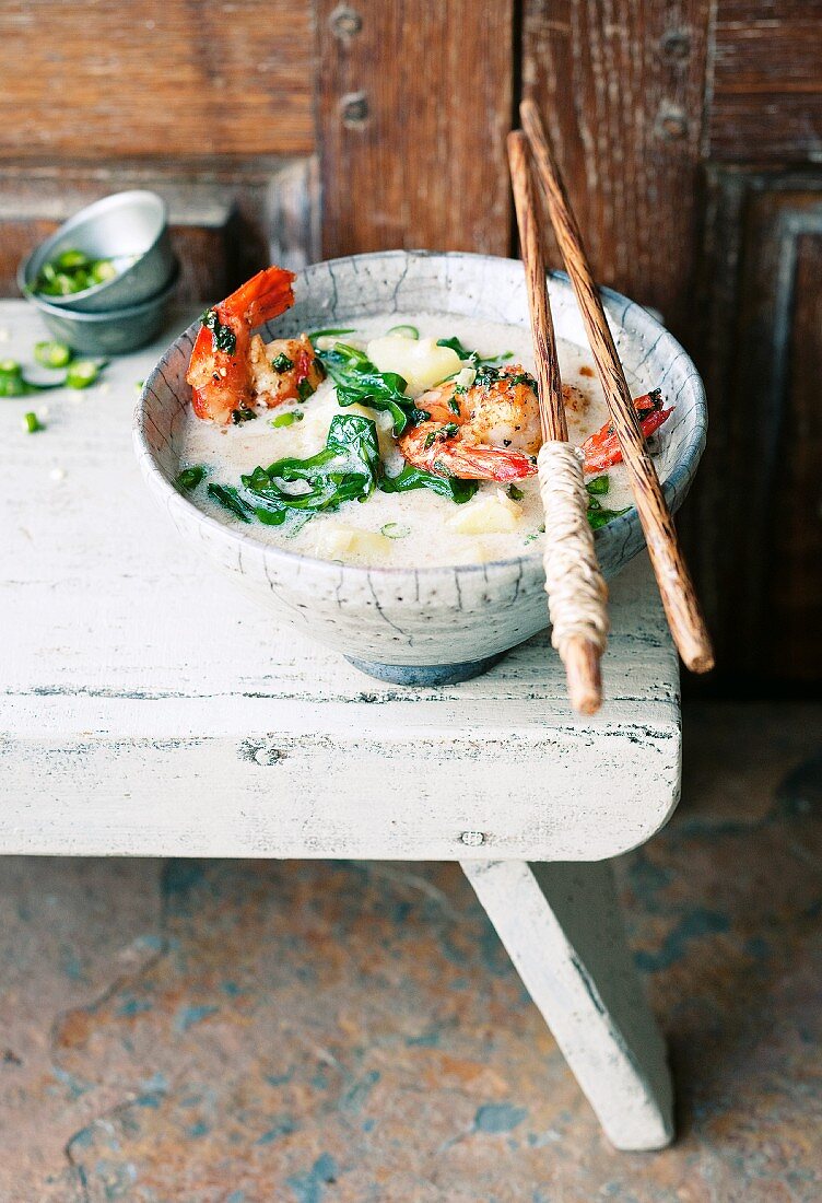 Coconut soup with spinach, potatoes and prawns (Asia)