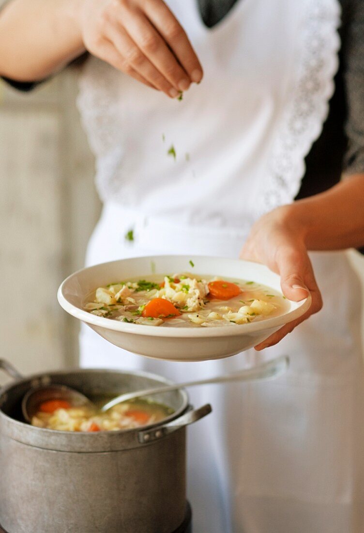 Omas Hühnersuppe mit Nudeln