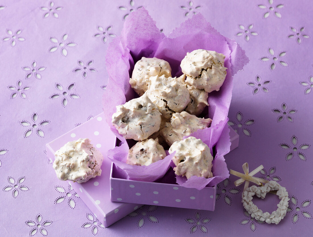 Crunchy clouds cookies in purple box