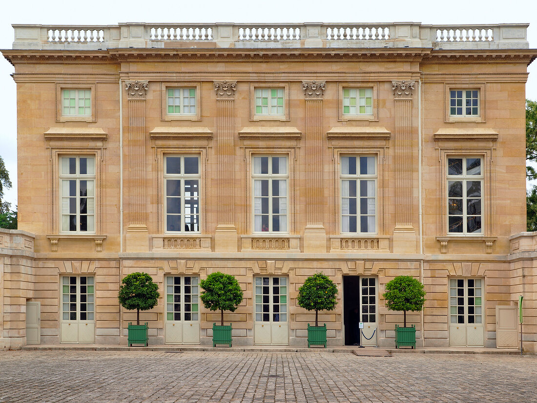 Versailles: Schloss Versailles, Hofansicht, von außen