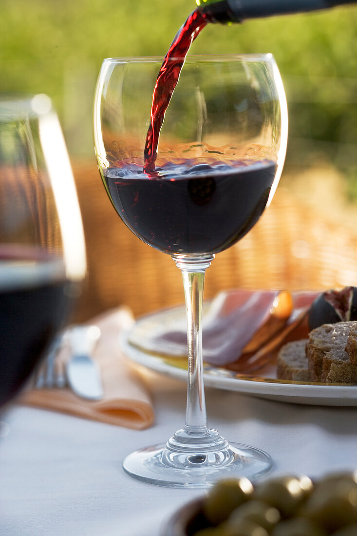 Rotwein aus eigenem Anbau wird in ein Glas geschenkt, Mallorca