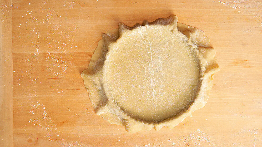 Kuchen, Teig auf Boden und Rand der Form drücken, Step 15