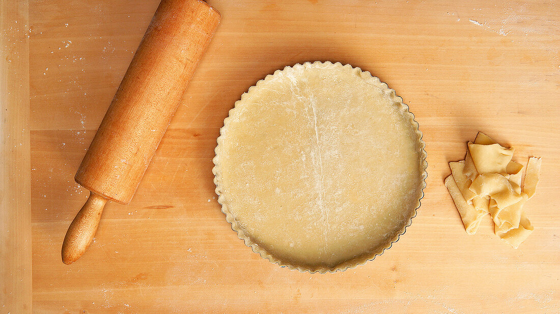 Kuchen, Mit dem Teigholz überschüssigen Teig abschneiden, Step 17