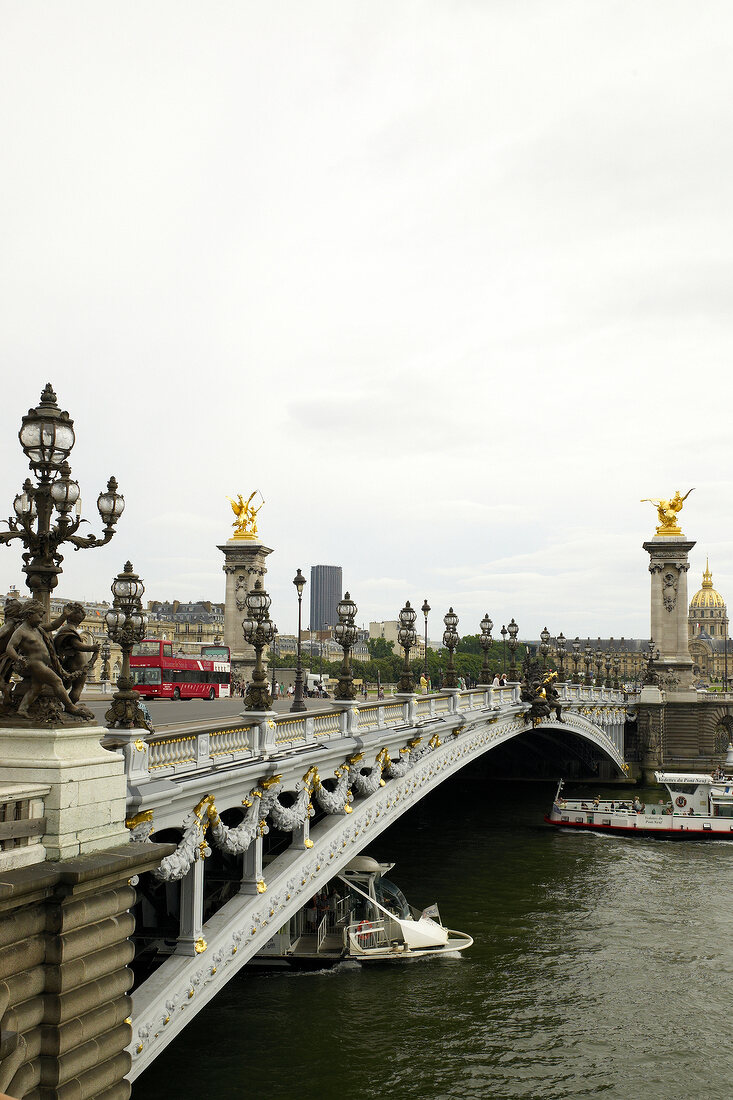 Paris: Blick auf Pont Alexandre III 