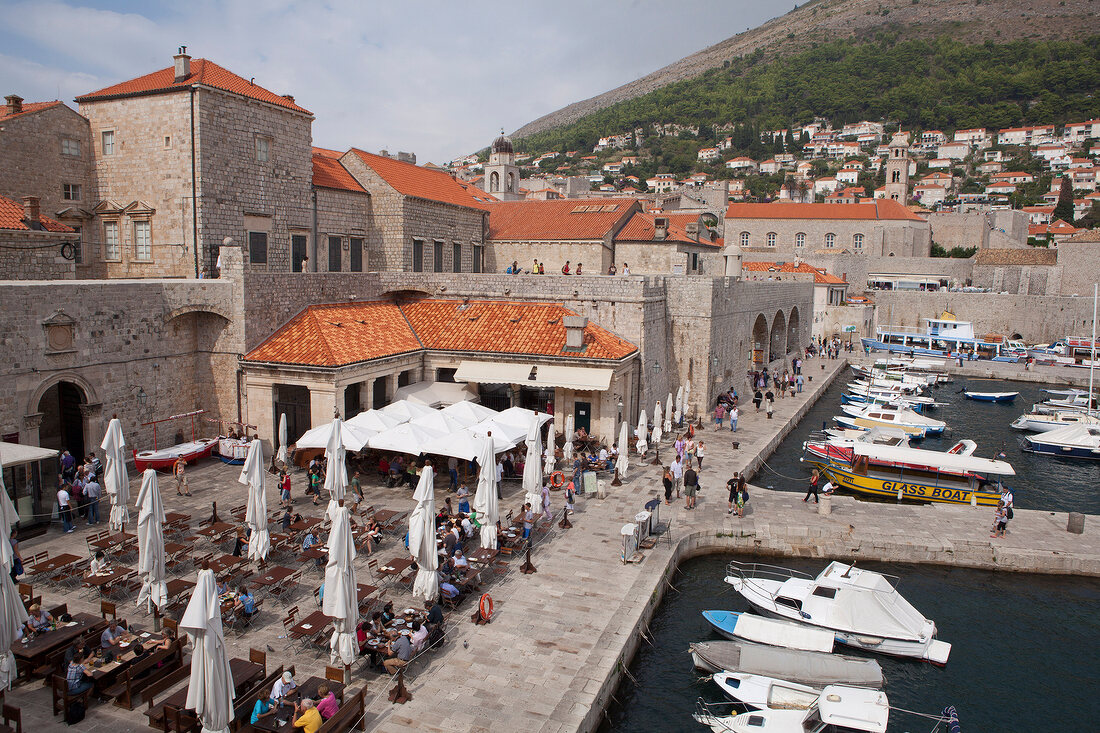 Kroatien: Dubrovnik, Altstadt, Blick von Stadtmauer auf alten Hafen