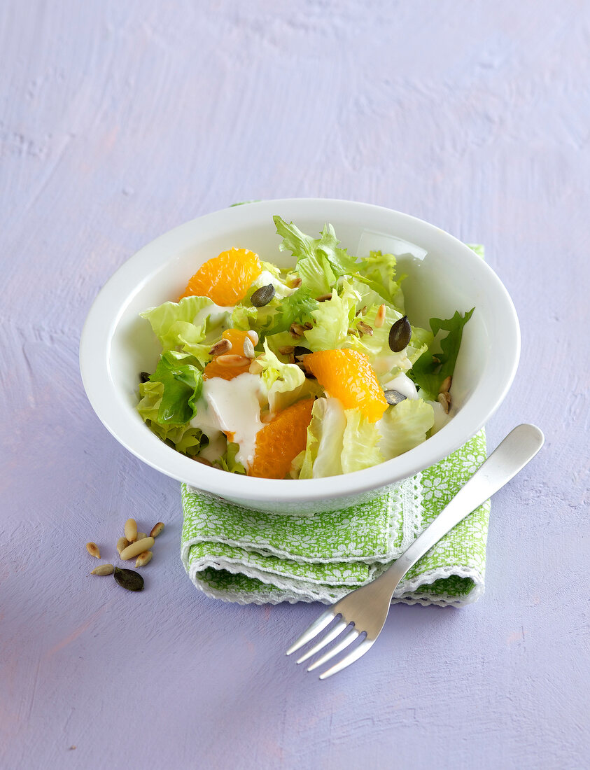 Endive with clementines in bowl