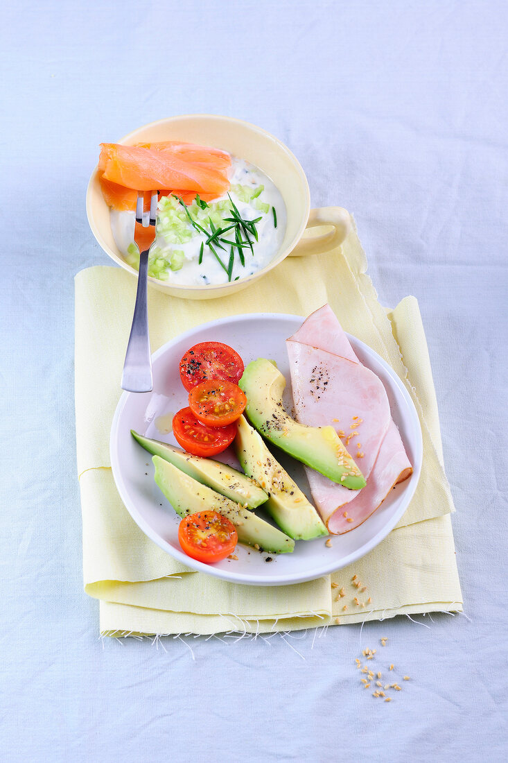 Glyx. Gurkenquark mit Lachs, Avocado mit Putenbrust