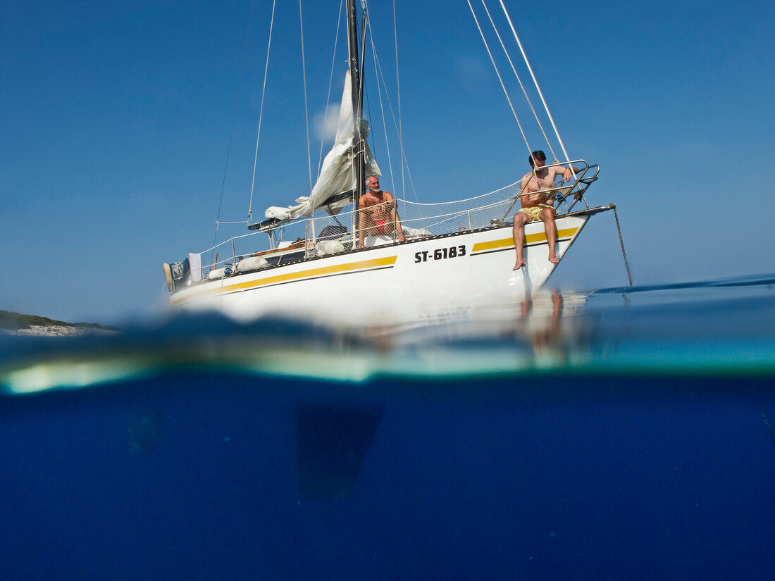 Kroatien: Segelboot ankert vor Insel