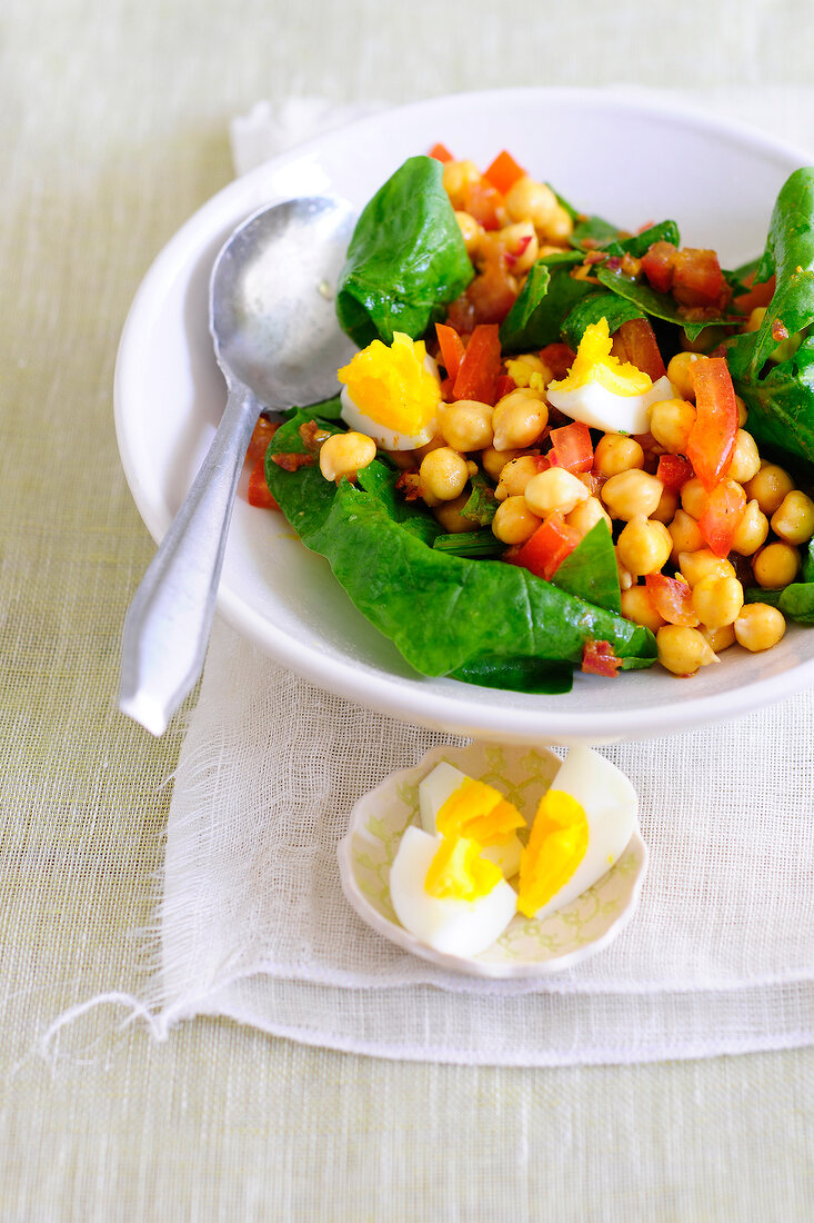 Chickpea salad with tomatoes in bowl
