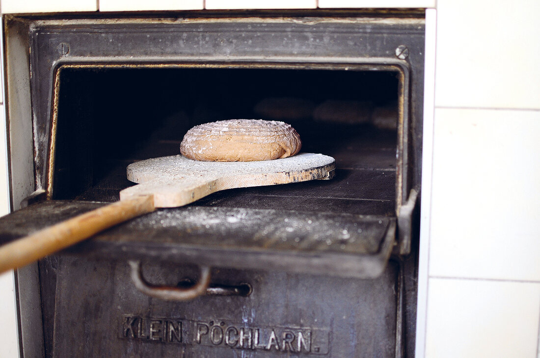 ein Brotlaib wird im Holzofen gebacken