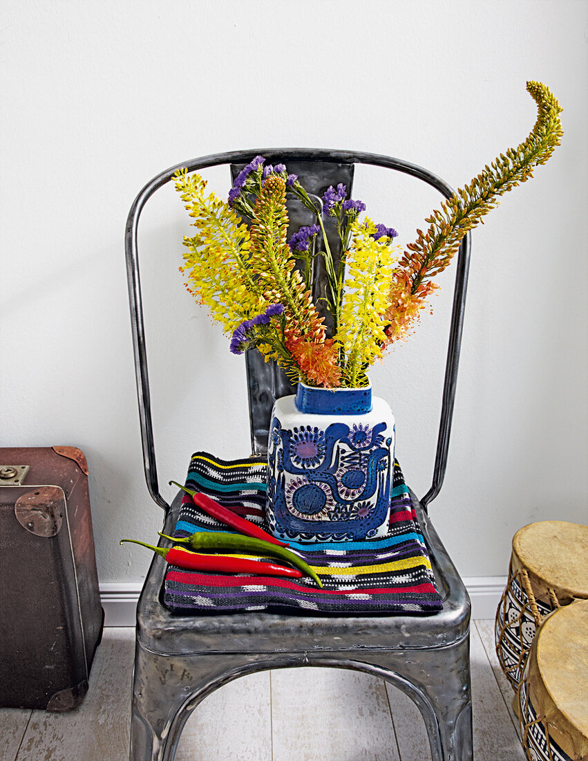 Stuhl, Keramikvase, Blumen 