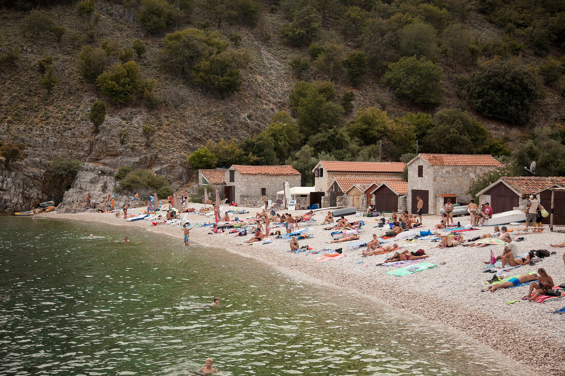 Kroatien: Kvarner Bucht, Strand des Bergdorfes Beli auf Insel Cres