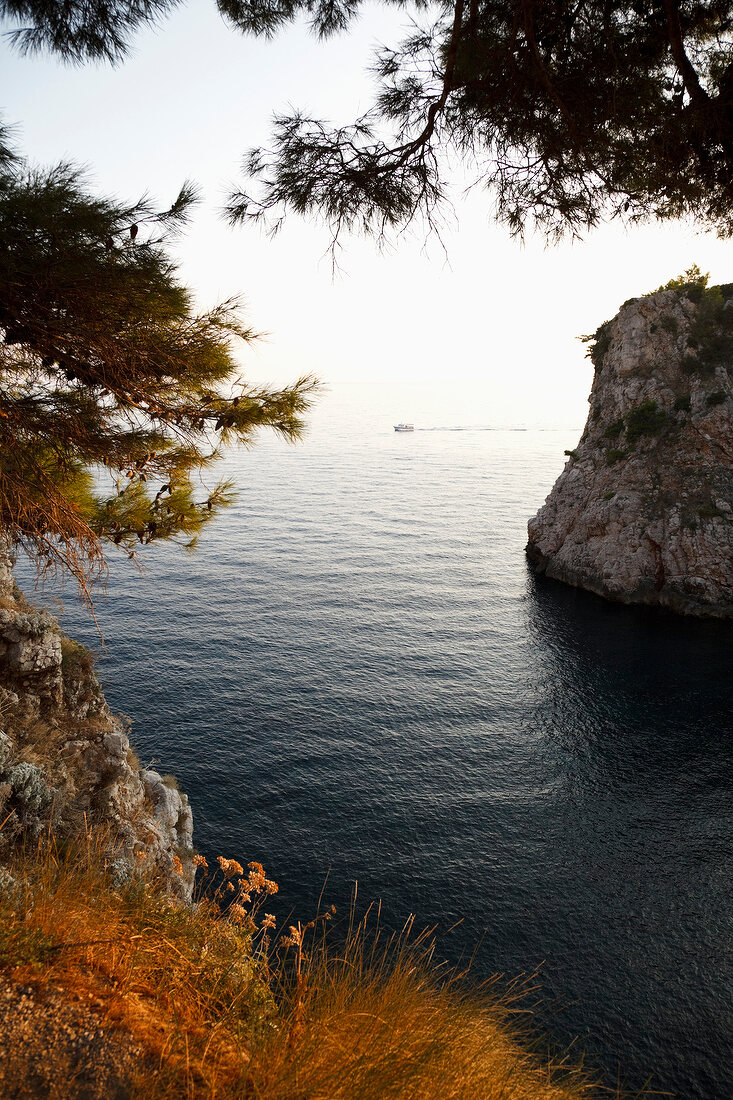 Kroatien: Küste, Bucht hinter dem Fort Lovrijenac