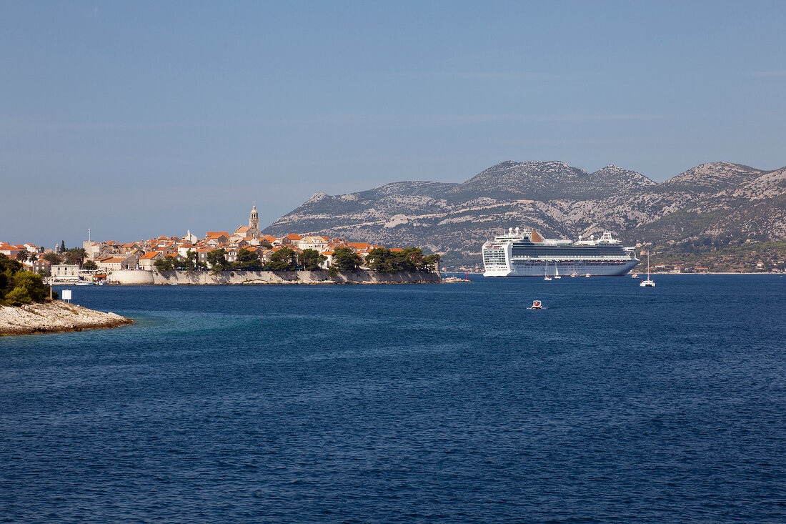 Kroatien: Küste, Kreuzfahrtschiff vor Korcula