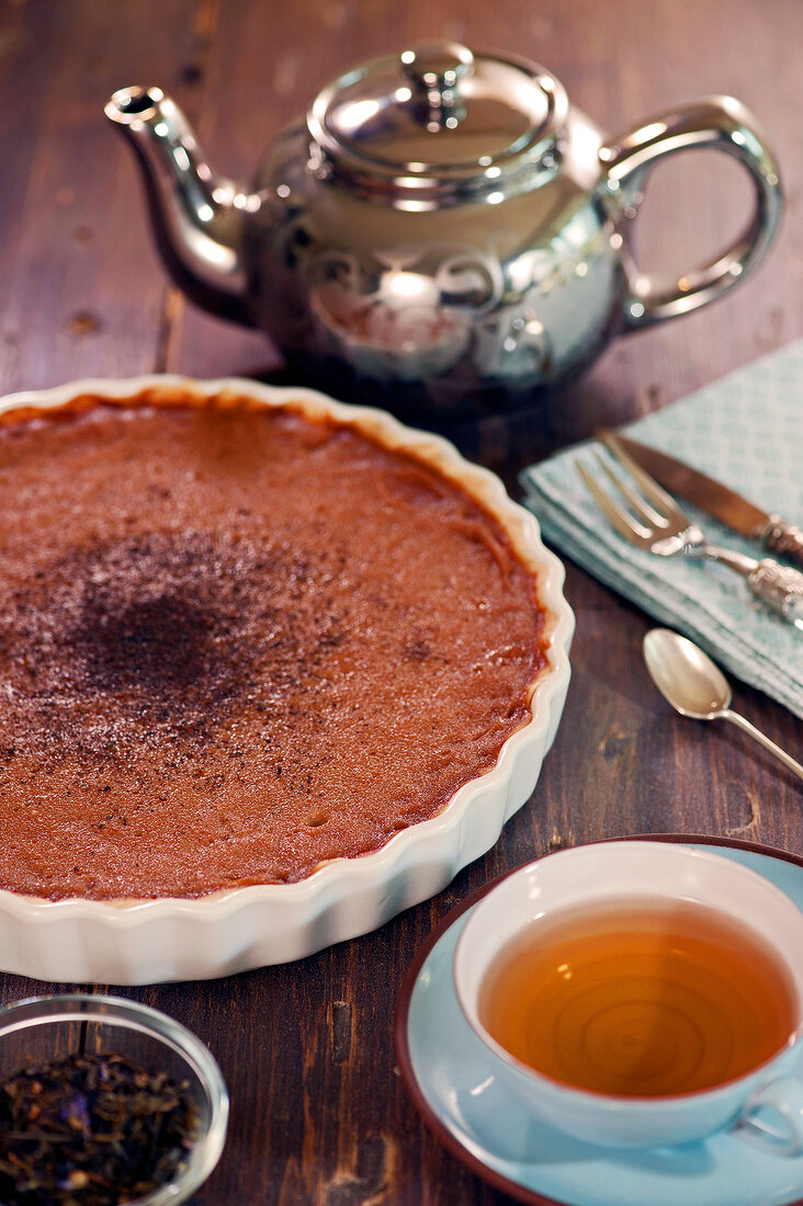 Französische Tarte mit Teecreme, Tee tasse und silberne Teekanne