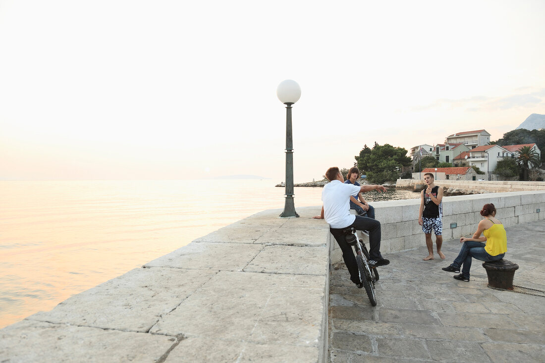 Kroatien: Makarska, Jugendliche, Str andpromenade, Treffpunkt