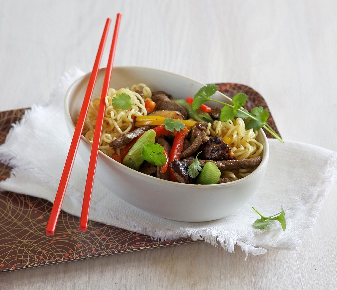 Stir-fried noodles with beef, peppers and shiitake mushrooms