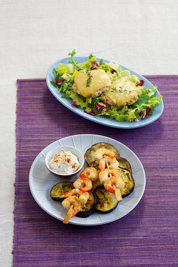 Schlank im Schlaf, Chicken-Che eseburger mit Salat, Garnelensticks