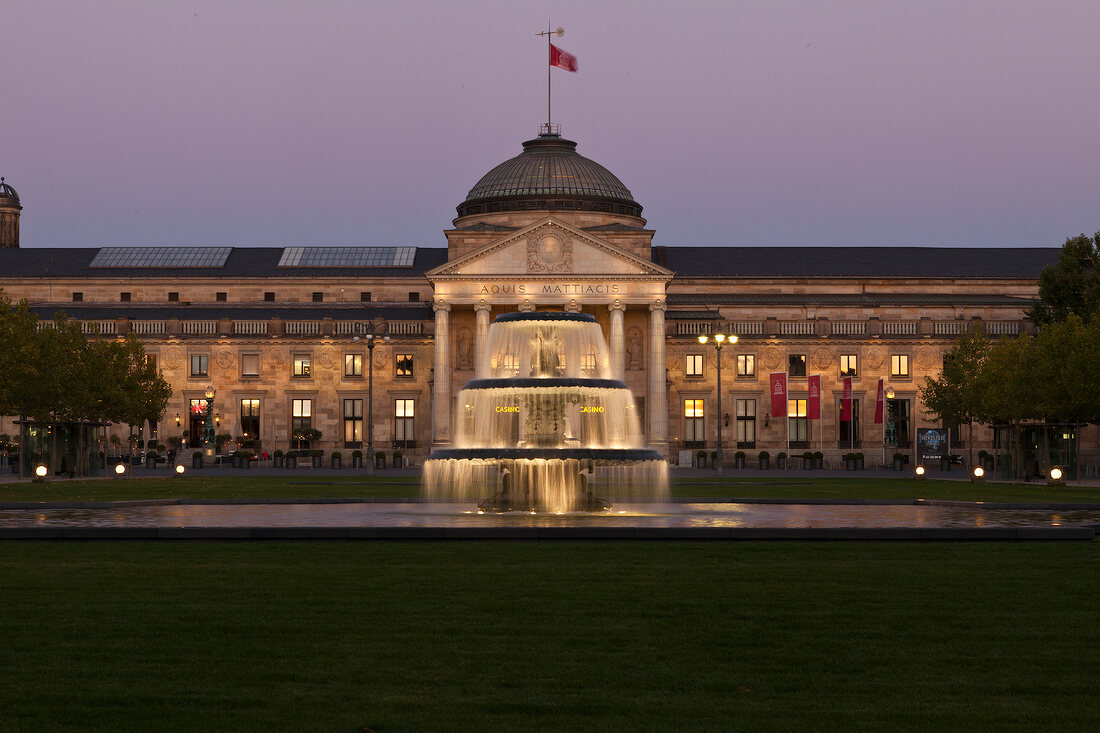 Deutschland, Hessen, Wiesbaden, Kurhaus, Springbrunnen, Titel 4