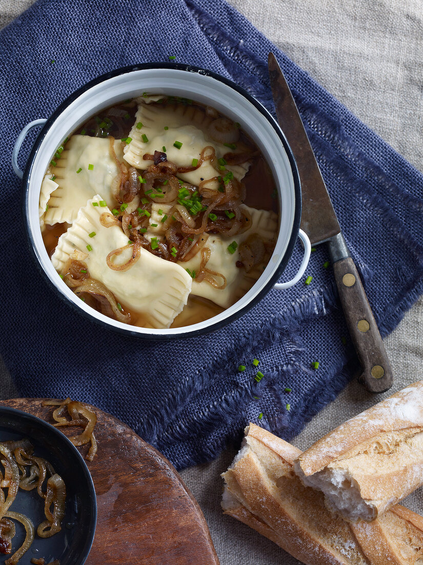 Ravioli with onions geschmalzten in wok