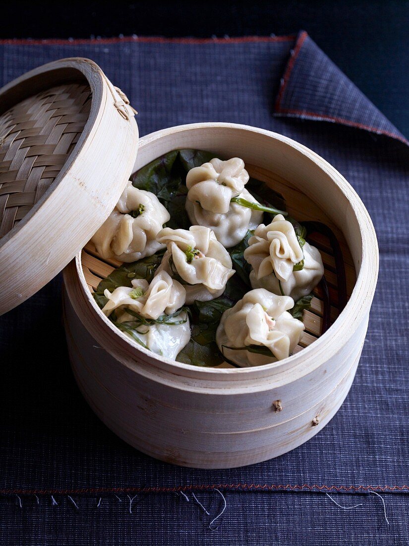 Steamed dumplings filled with salmon (China)