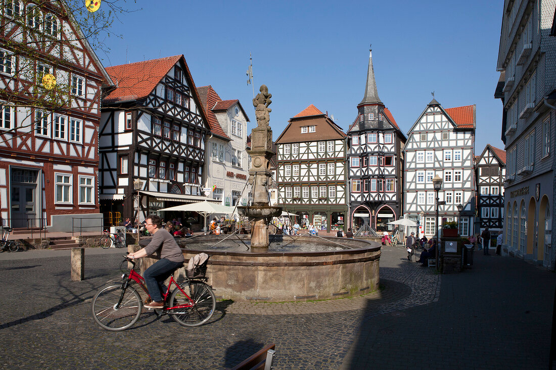 Deutschland, Hessen, Fritzlar, Markt platz, Rolandsbrunnen, Gildehaus