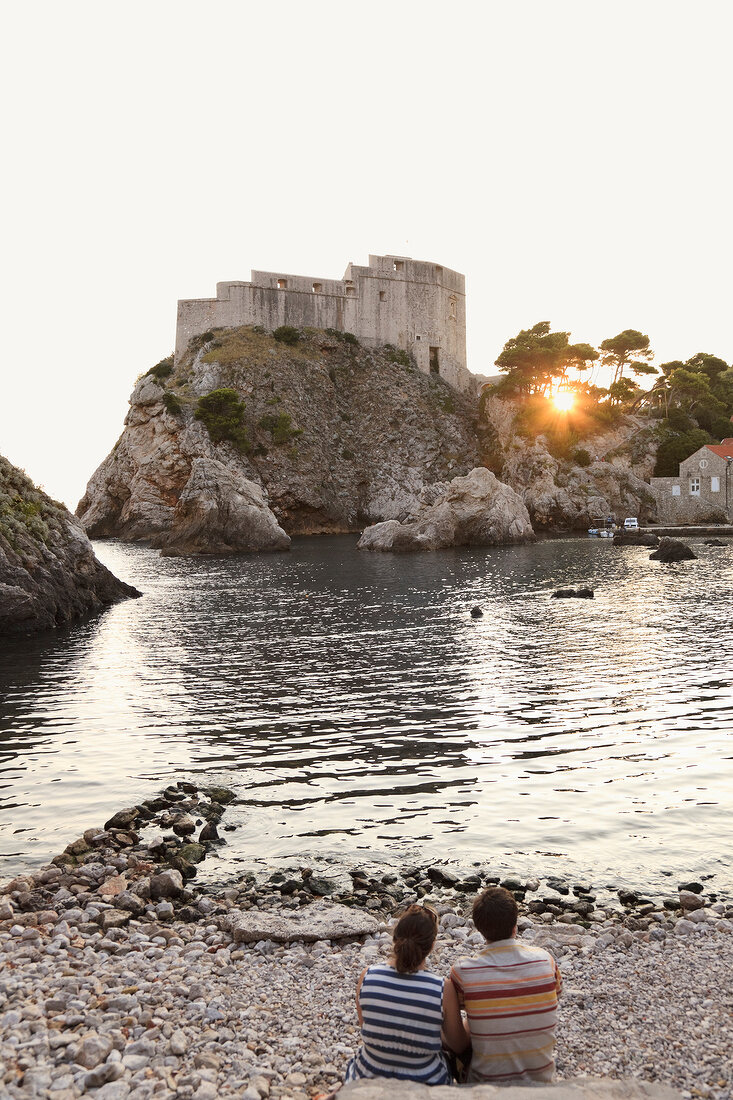 Kroatien: Dubrovnik, Pärchen beguckt Sonnenuntergang