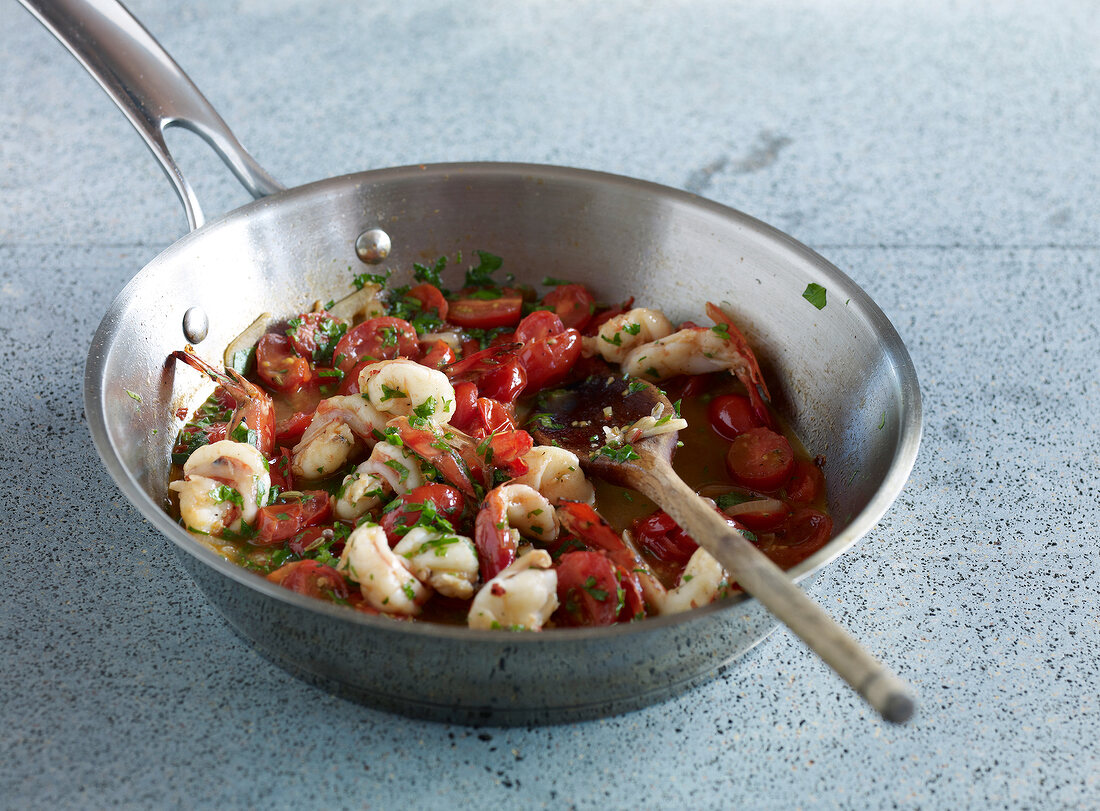 Shrimp with garlic and tomato in pan