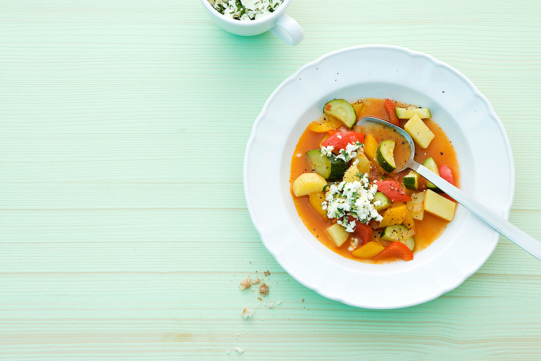 Kochen auf Sparflamme Sommertopf mit Schafskäse-Gremolata